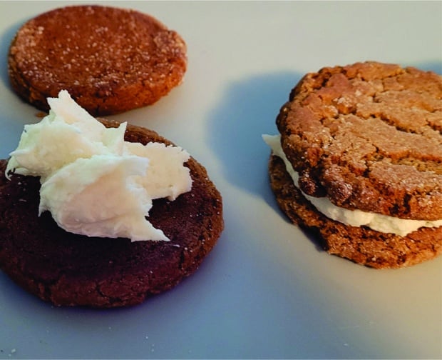 filling ginger cookies with lemon cream