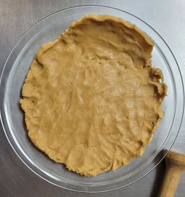 pie pan with peanut butter crust