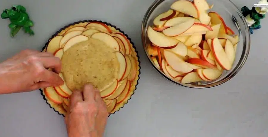 assembling an apple tart