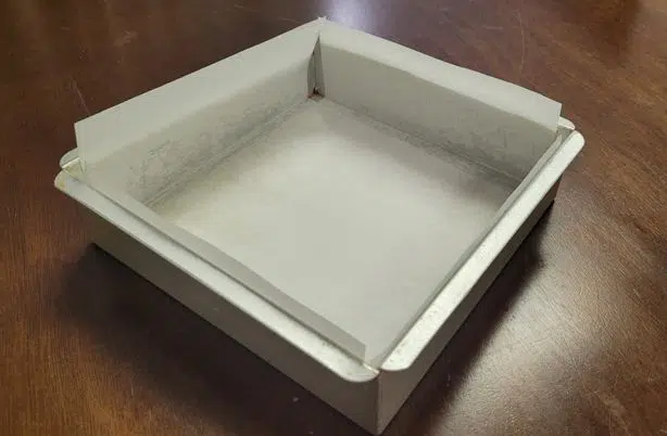 How to line a baking pan