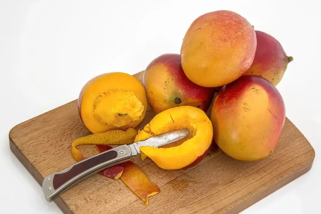 cutting fresh mangos