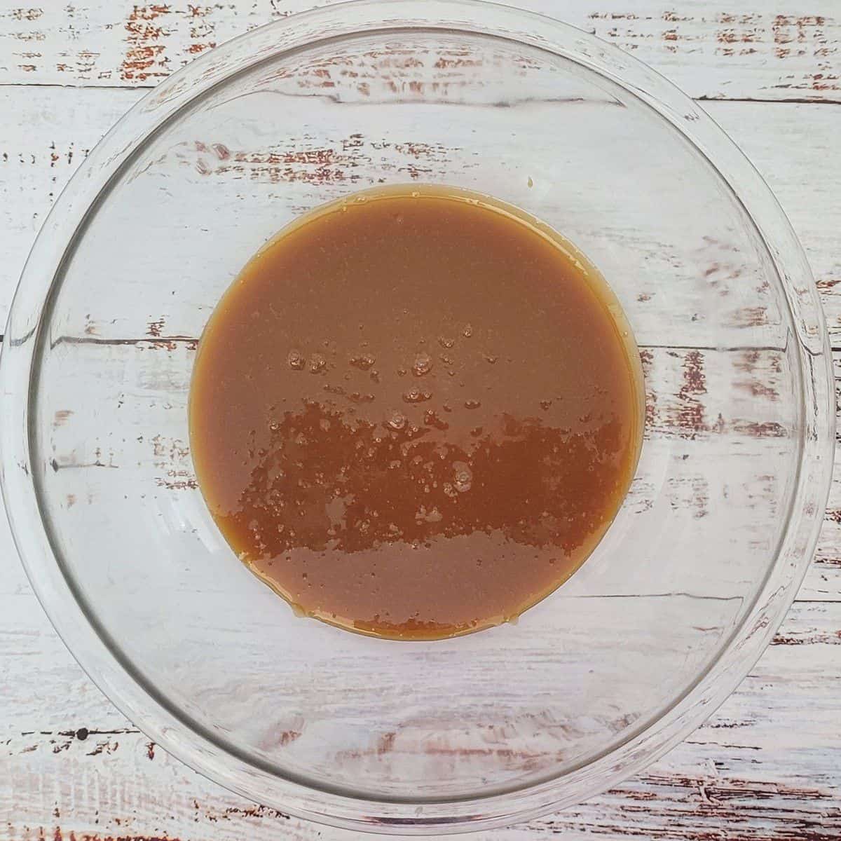 Cooling caramel in bowl