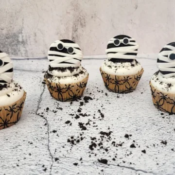 Halloween cupcakes with Oreo mummies