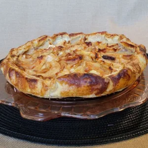 apple cinnamon cream cheese tart in puff pastry