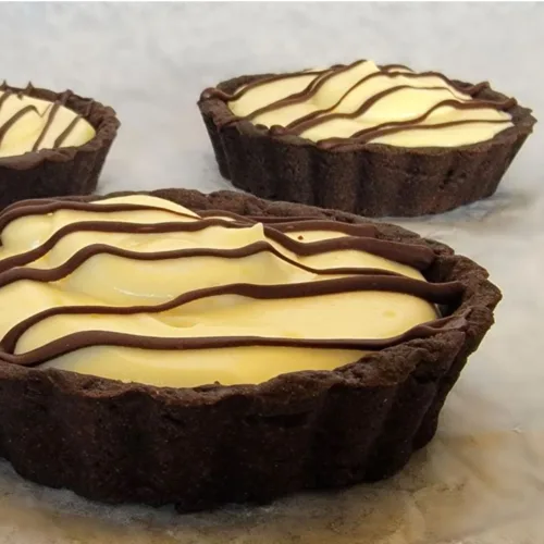 banana pudding tartlets in chocolate pie crust