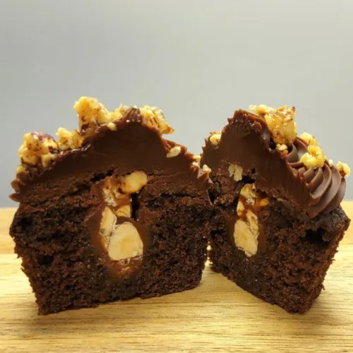chocolate cupcakes stuffed with hazelnut praline with fudge icing