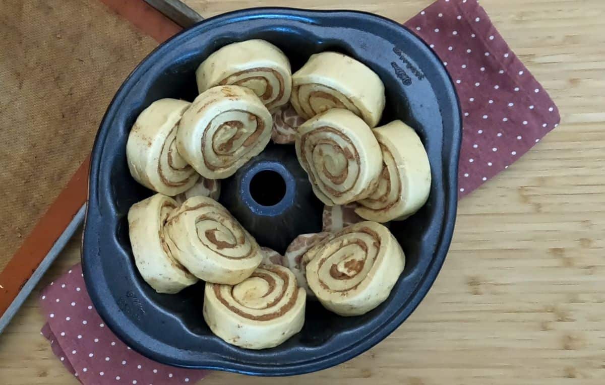 cinnamon rolls arraigned in a pan to make cake