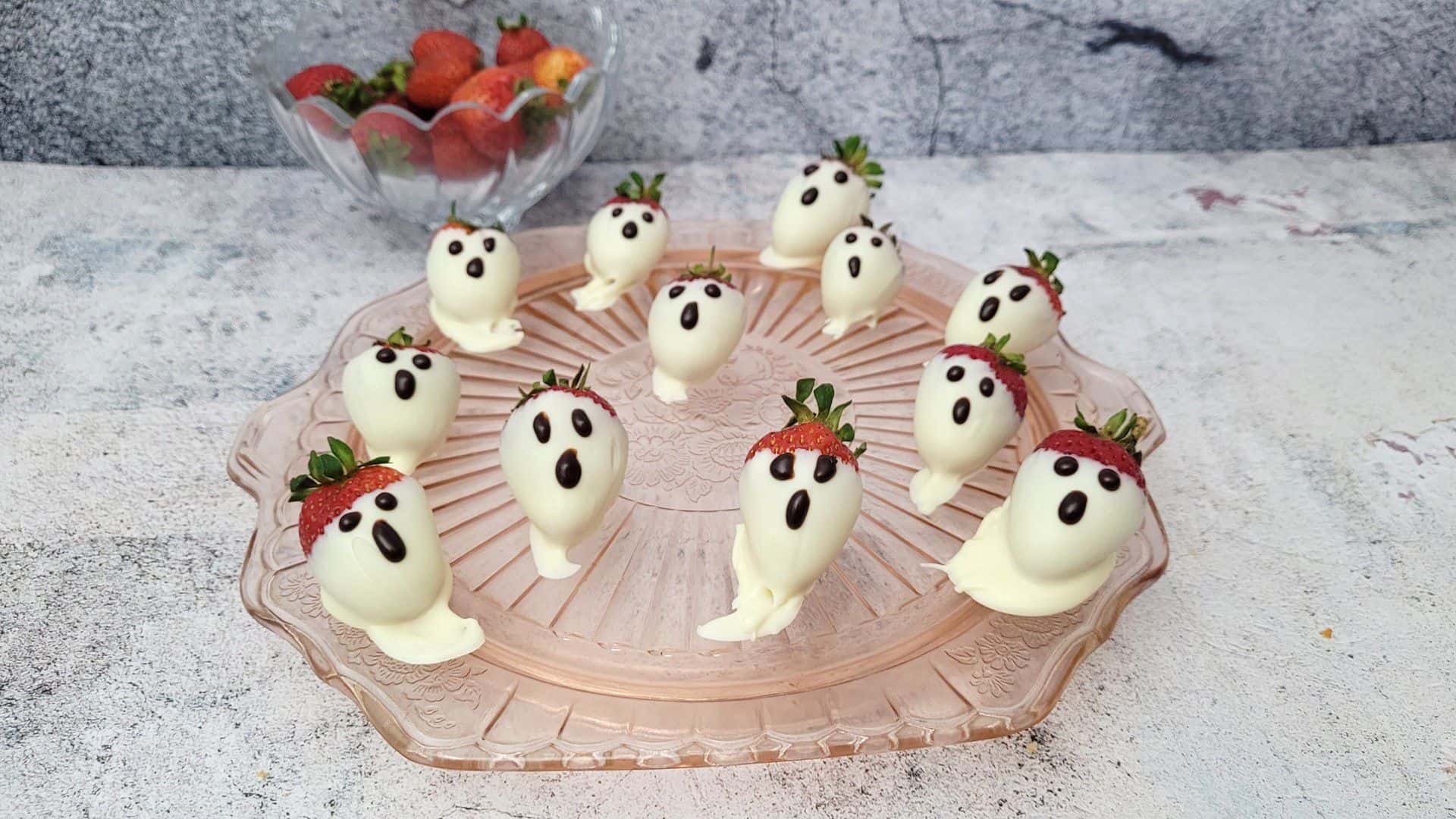 white chocolate covered strawberries with chocolate decorations for Halloween ghosts