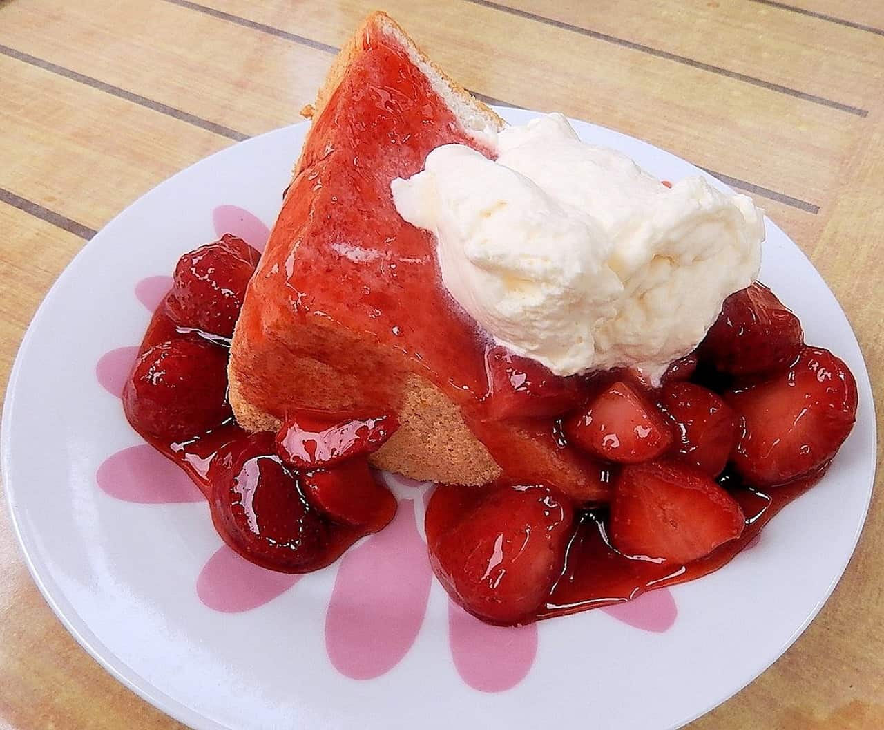 angel food cake slice with strawberries and cream