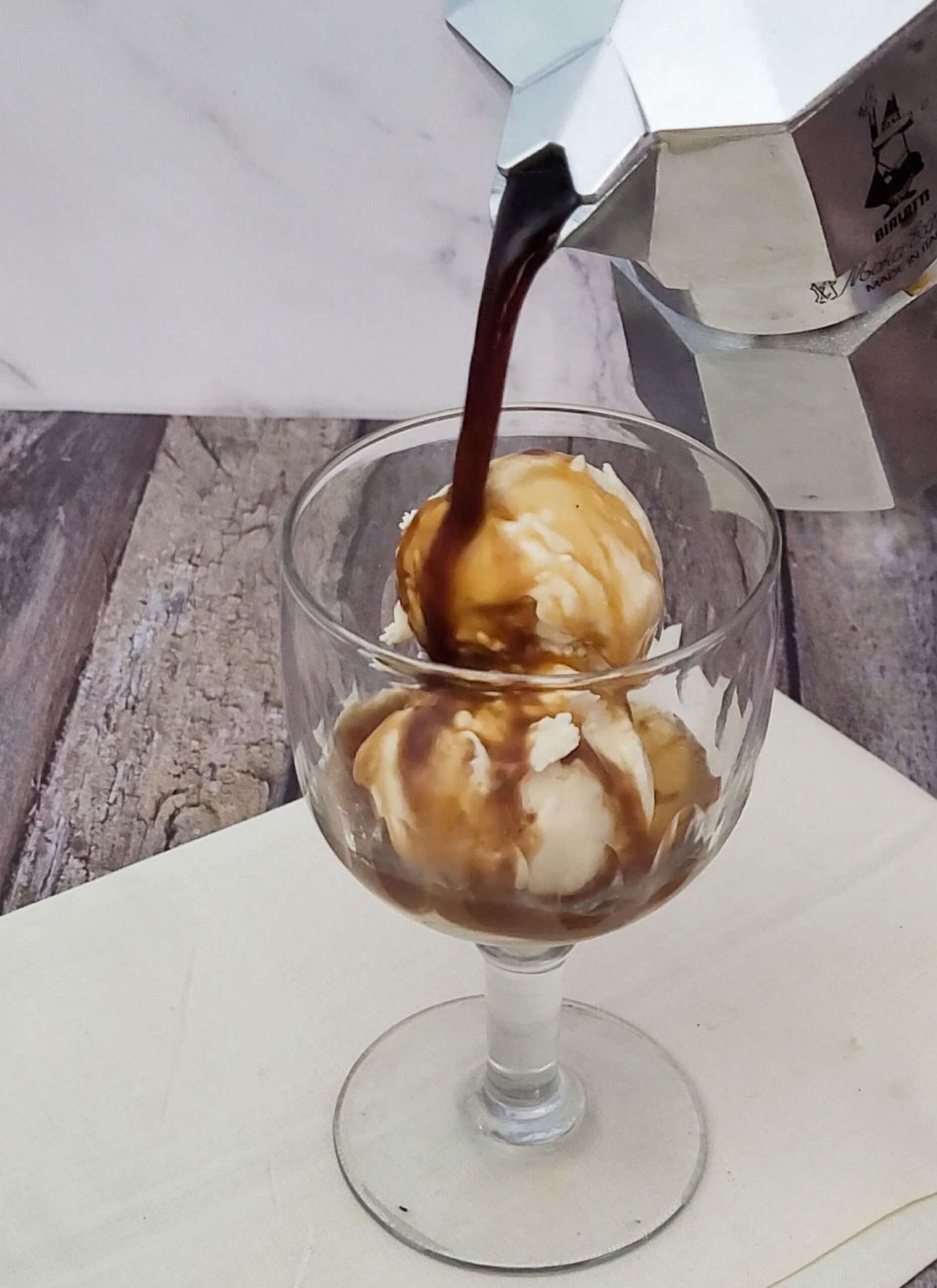 pour warm espresso over ice cream to make Affogato al caffe