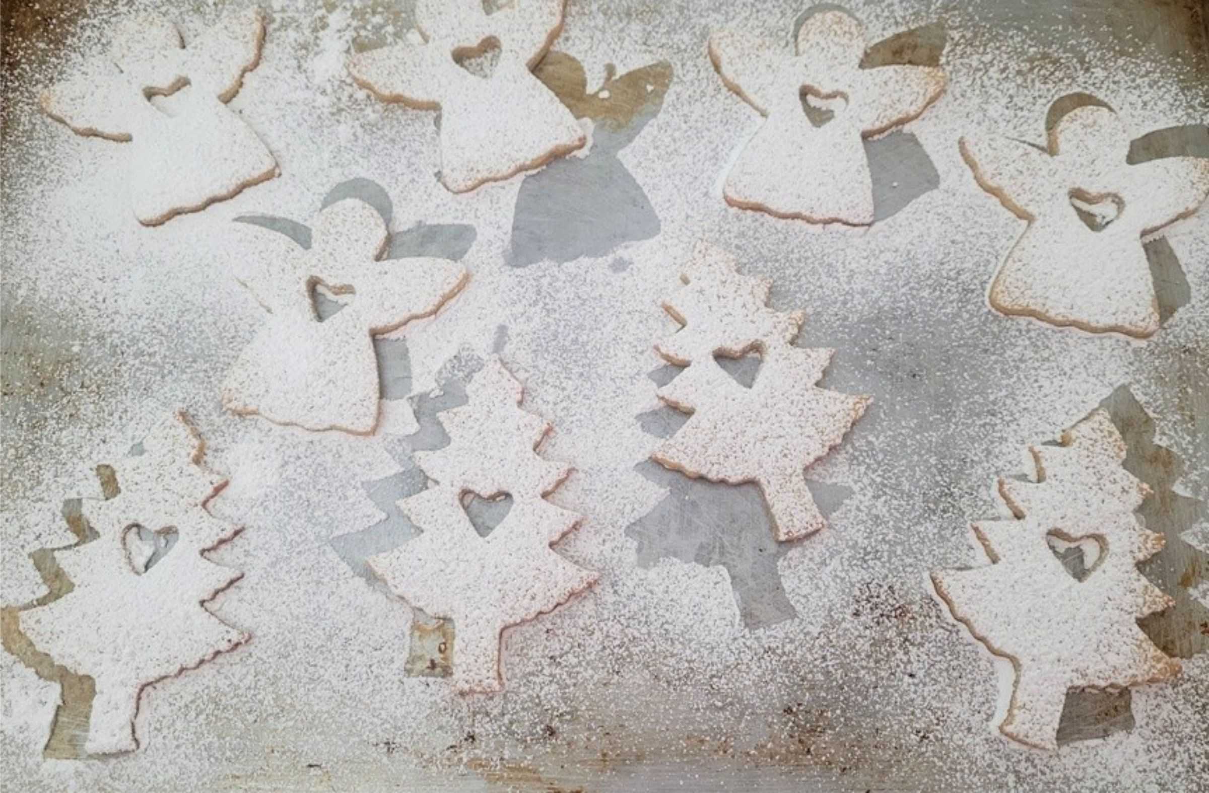 tops of cookies sprinkled with powdered sugar