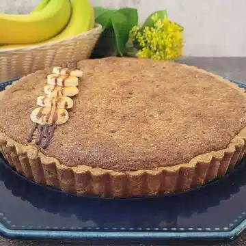 close up of finished tart decorated with chocolate drizzle and brulee bananas