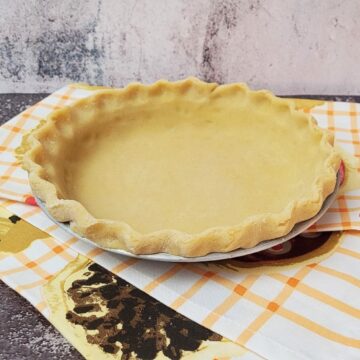 pie pan with gluten free pie crust with fluted edges