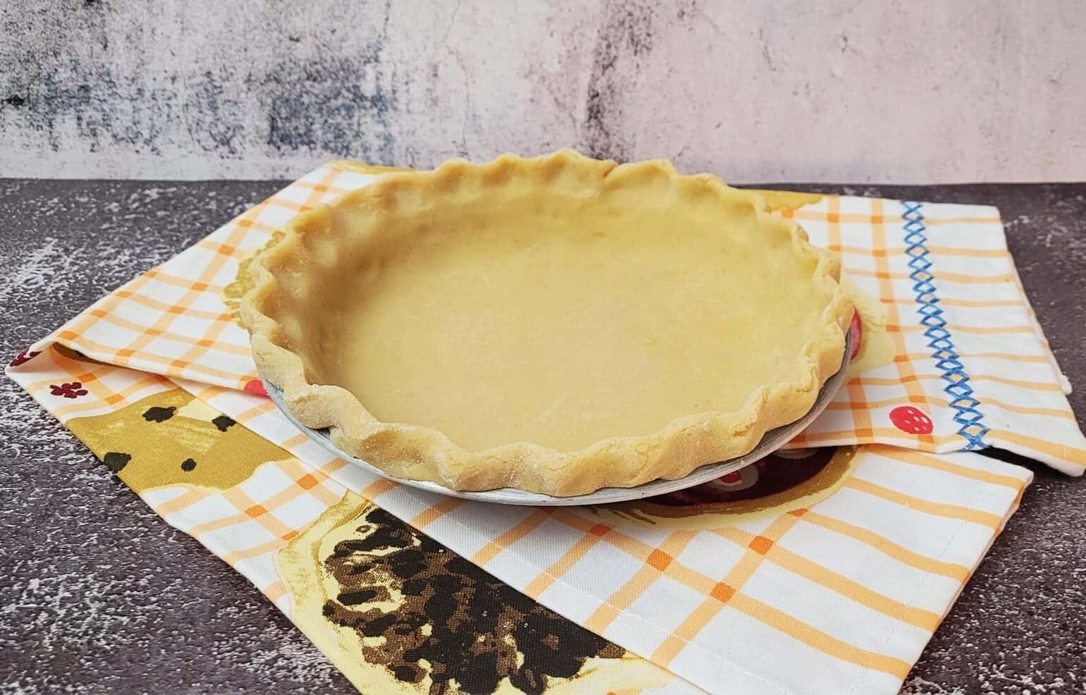 pie pan with gluten free pie crust with fluted edges