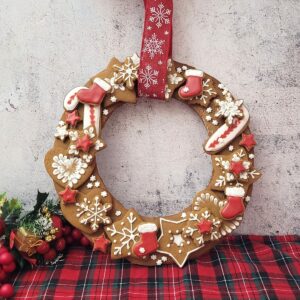 edible gingerbread cookie wreath with Christmas cookie designs