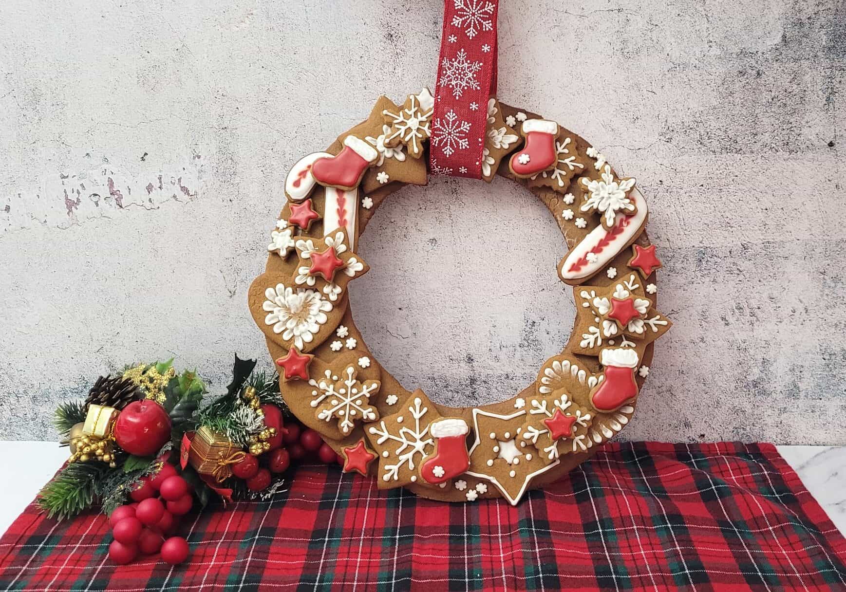 Cookie wreath with gingerbread cookies decorated for the holidays