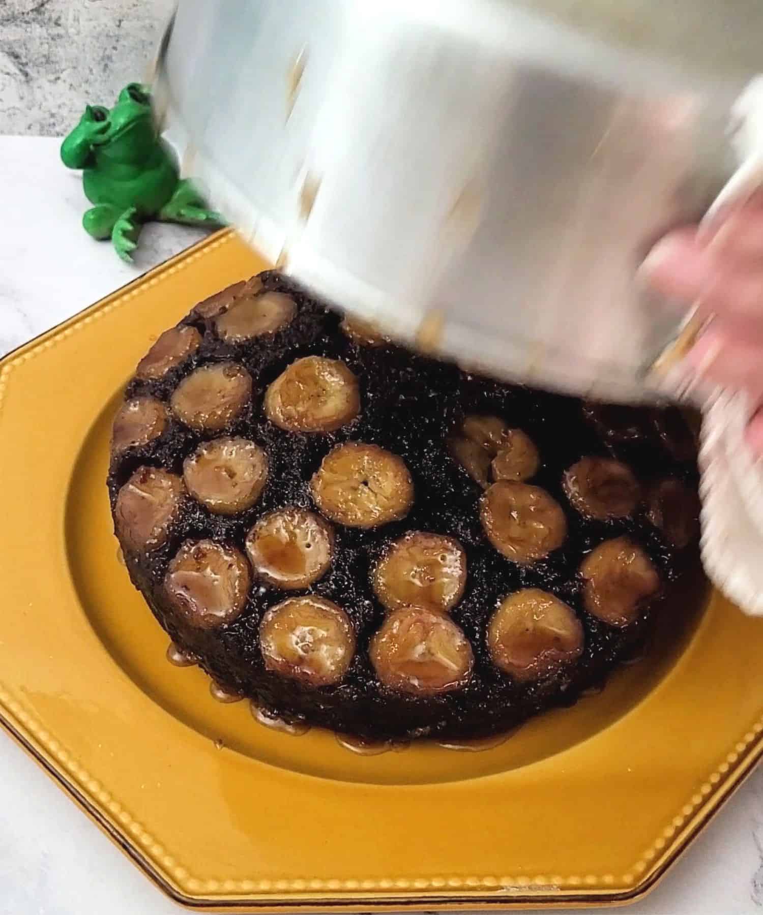 removing baking pan from cake while cake is still hot