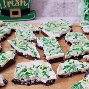 Oreo bark for St. Patrick's Day broken into pieces